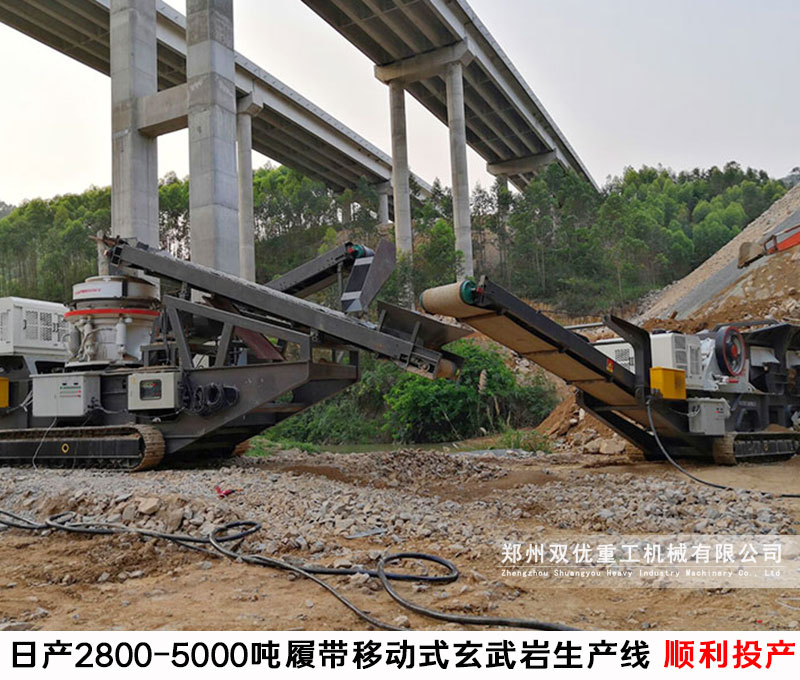 履帶移動(dòng)碎石機(jī)現(xiàn)場(chǎng)圖片